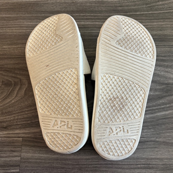 APL Big Logo Techloom Slides White and Tan Size 7 - Picture 3 of 5